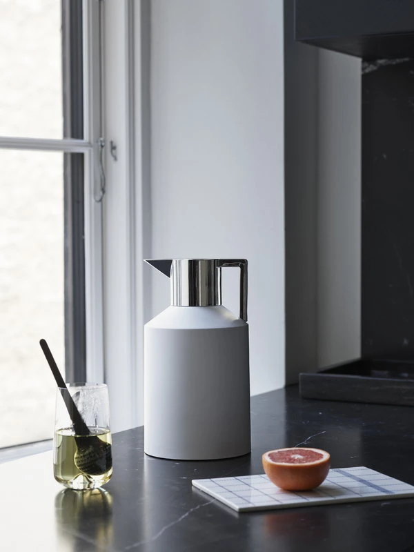 Normann Copenhagen Geo vacuum jug 1,5 L, white - silver