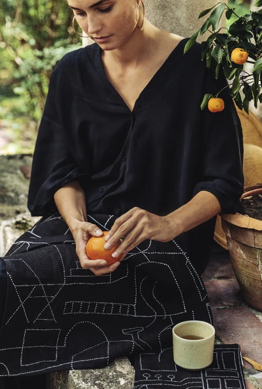 Saana ja Olli Unien talo tea towel/placemat, black