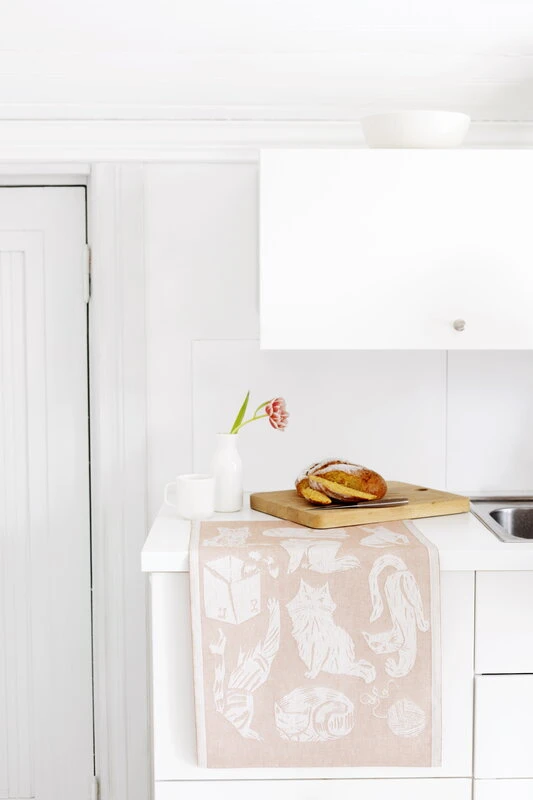 Lapuan Kankurit Kissanpäivät hand towel, white - cinnamon