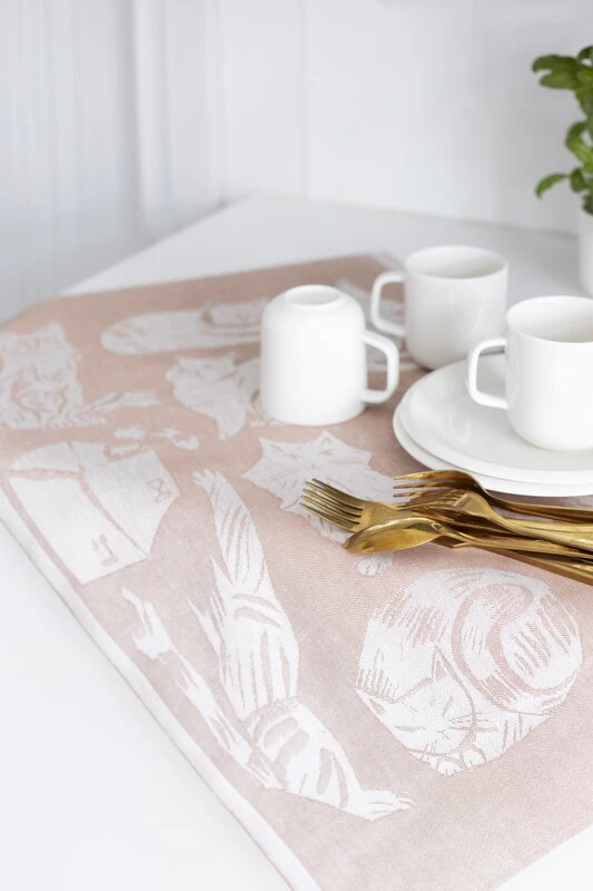 Lapuan Kankurit Kissanpäivät hand towel, white - cinnamon